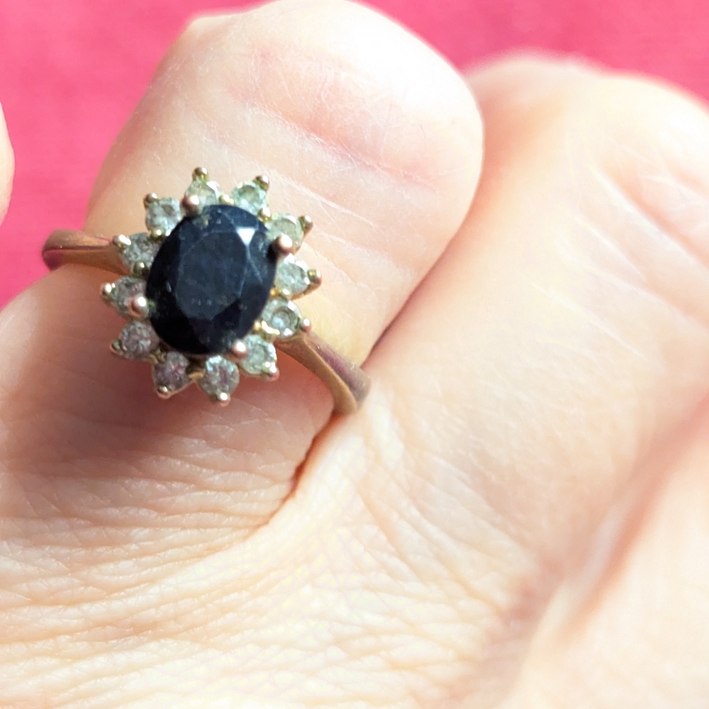 Elegant Black and Gold Women's Ring